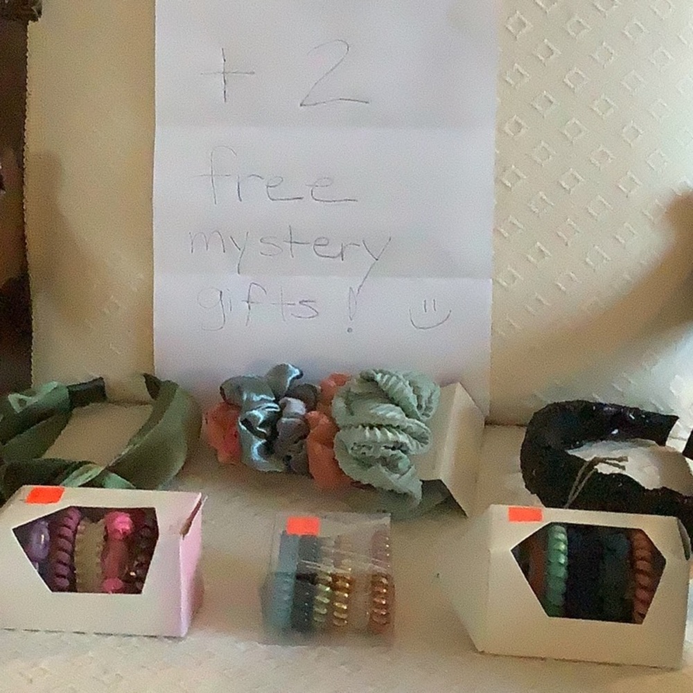 Bundle of hair accessories + 2 free additional items!